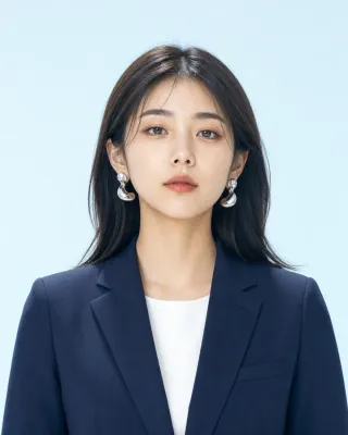 背景と明るさを整えた社員証写真